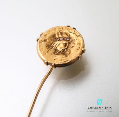 null Pin in yellow gold 750 thousandths, the round motive decorated with Vercingétorix...