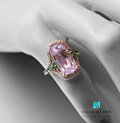 null Ring in pink gold 750 thousandth set with an important pink Kunzite of oval...