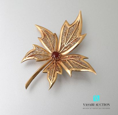 Brooch in yellow gold 750 thousandths filigree...
