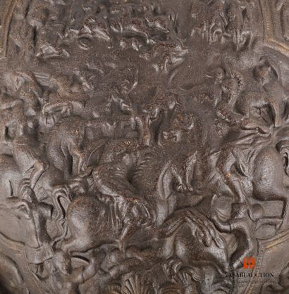  Plastron de cuirasse, décor en relief à l'antique : combat équestre de cavaliers...