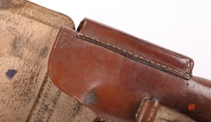 null Etui réglementaire en cuir fauve, modèle spécifique aux pilotes, pour le pistolet...