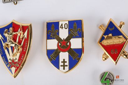 null Ensemble d'insignes d'unité de l'artillerie: 1er R.A., 2ème R.A., 6ème R.A.,...