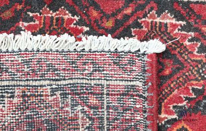 null MAEDAN

Descente de lit en laine à décor de motifs losangiques sur fond rouge...