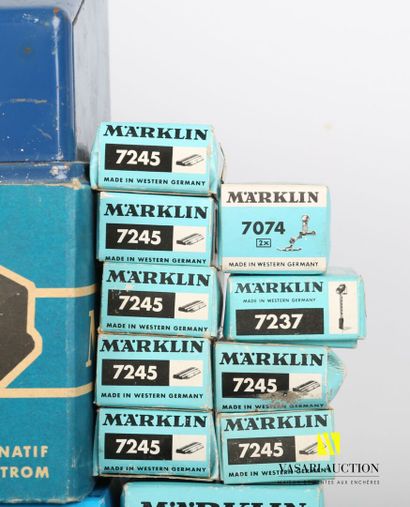 null MARKLIN

Lot d'accessoires comprenant : 

Ref : 6211 - Transformateur - x 1

Ref...