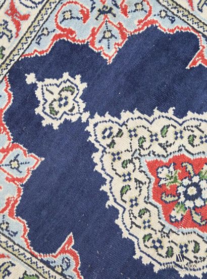 null TEBRIZ

Descente de lit en laine à décor de motif fleuri sur fond bleu, la bordure...