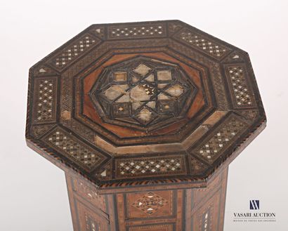 null Sellette de forme octogonale en bois naturel et bois de placage à décor de motifs...