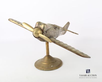 null Sujet en bronze représentant un avion à hélice reposant sur un socle orné de...