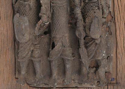 null AFRIQUE - BÉNIN ?

Bas-relief en bronze représentant trois guerriers sur panneau...