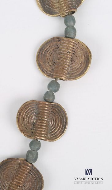 null AFRIQUE

Collier avec élément en bronze à spiral terminé par un enroulement