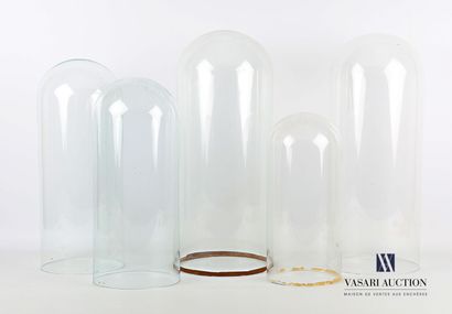 null Ensemble de cinq globes en verre de forme tubulaire.

(égrenures)

Haut. : de...