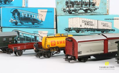 null MARKLIN 

Lot including : 

Ref 4504 - Flat sided wagon with Ford 12M

Ref 4502...