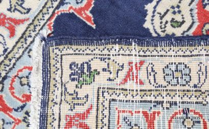 null TEBRIZ

Descente de lit en laine à décor de motif fleuri sur fond bleu, la bordure...