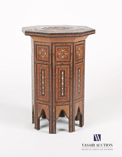 null Octagonal-shaped sellette in natural wood and wood veneer decorated with oriental...
