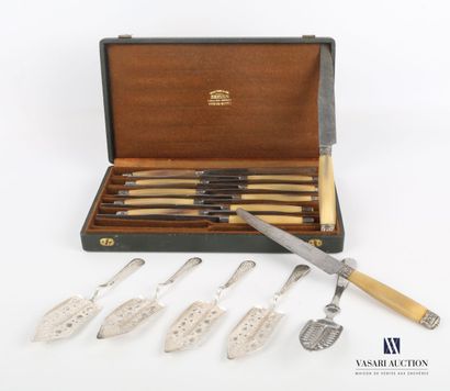 null Set of twelve table knives, the handle in horn, the blade in steel marked Servan...