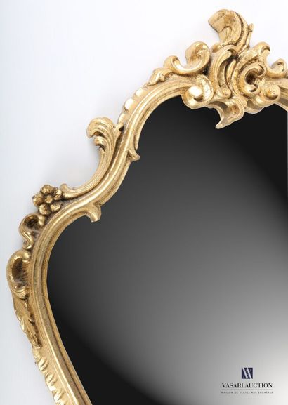 null Miroir de forme mouvementée en stuc peint doré 

XXème siècle 

Haut. : 78 -...