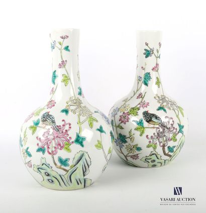 null ASIE 

Paire de vases en porcelaine de forme balustre à décor d'oiseau, branches...