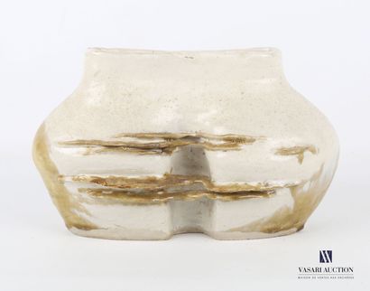 null Vase en terre-cuite vernissée, le col de forme oblongue, l'intérieur présentant...