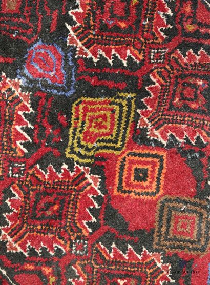null MAEDAN

Descente de lit en laine à décor de motifs losangiques sur fond rouge...