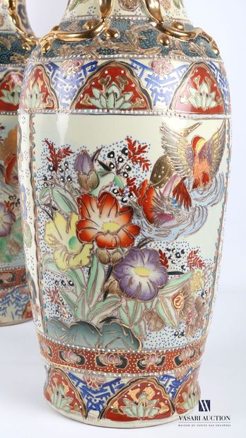 null CHINE 

Paire de vases de style Canton en porcelaine traité en polychromie et...