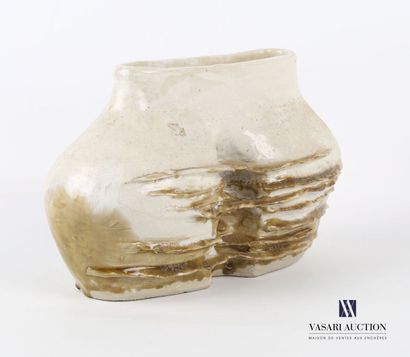 null Vase en terre-cuite vernissée, le col de forme oblongue, l'intérieur présentant...