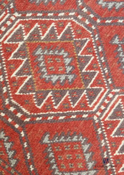 null KORDY

Descente de lit en laine à décor de formes géométriques sur fond rouge

88...