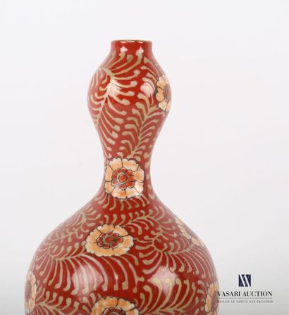 null JAPON

Vase en porcelaine blanche de forme coloquinte à décor de branchages...