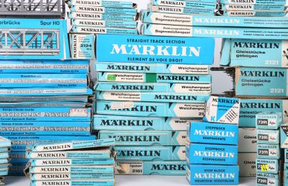 null MARKLIN - West Germany

Large lot of rails including : 

Ref : 2100 - straight...