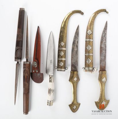 null Lot comprenant deux poignards de ceinture Koumya, XXème siècle - un couteau...