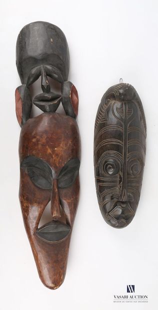 null Lot de deux masques anthropomorphes en bois sculpté.

(sures)

Haut. : de 48...