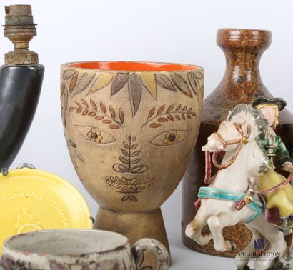 null Lot en céramique comprenant un vase de forme ovoïde à décor d'un visage anthropomorphe...