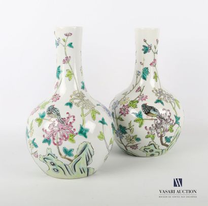 null ASIE 

Paire de vases en porcelaine de forme balustre à décor d'oiseau, branches...