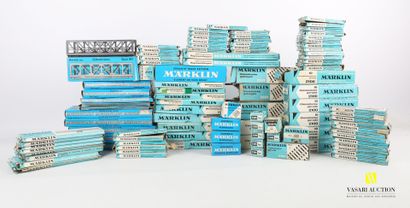 null MARKLIN - West Germany

Large lot of rails including : 

Ref : 2100 - straight...