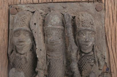null AFRIQUE - BÉNIN ?

Bas-relief en bronze représentant trois guerriers sur panneau...