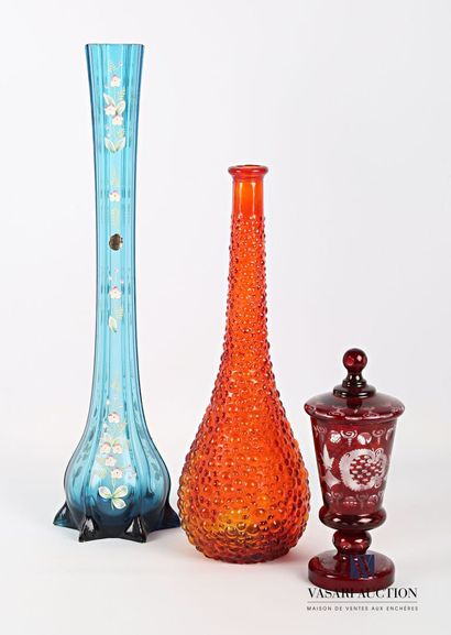 null Lot en verre comprenant un vase soliflore en verre teinté bleu à décor peint...