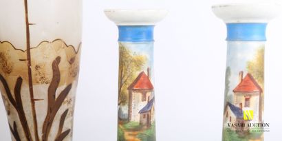 null Lot comprenant une paire de vases en verre de forme oblongue à décor peint d'iris...