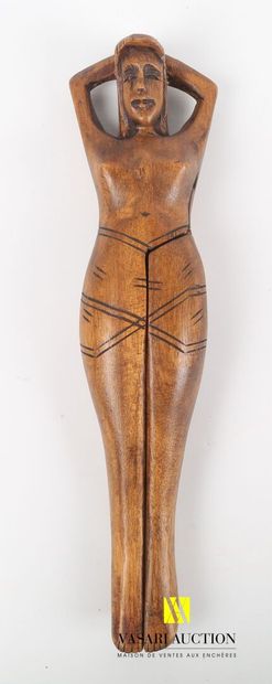 Casse noix en bois sculpté figurant une femme...