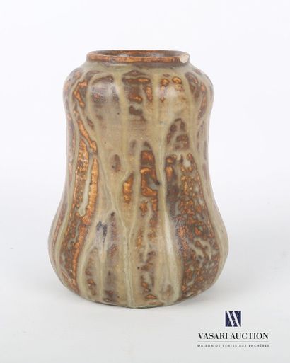null DE VALLOMBREUSE Henri (1856-1919) 

Vase en grès à décor de coulures grège sur...