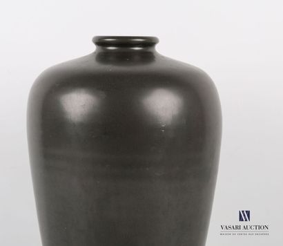 null Vase en céramique teinté noir de forme fuselée.

Haut. : 38 cm - Diam. : 19...