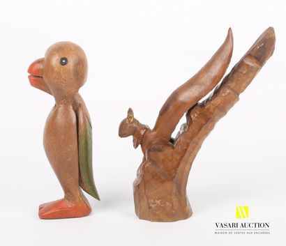 null Lot of two carved wooden nutcrackers, one painted representing a parrot (small...