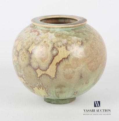 null Ceramic vase of spherical form with jaspered decoration in the green tones.

Height...