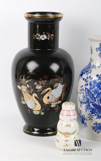 null Lot en céramique comprenant un vase en faïence peinte à fond noir et décor imprimé...