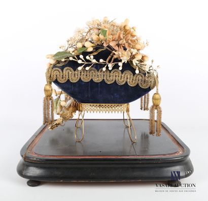 null Support of bouquet of weddings presenting a cushion furnished with a blue velvet...