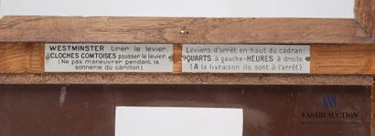 null Pendule carillon en bois naturel mouluré et sculpté, il présente en façade un...
