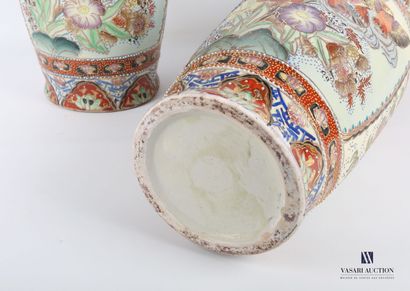 null CHINE 

Paire de vases de style Canton en porcelaine traité en polychromie et...
