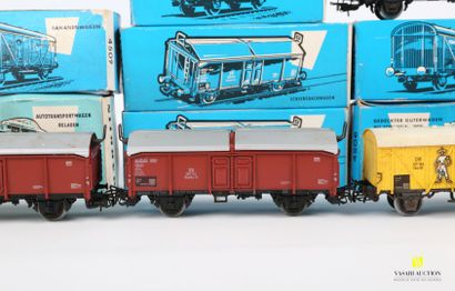 null MARKLIN 

Lot including : 

Ref 4506 - Covered wagon, with end lights

Ref 4508...