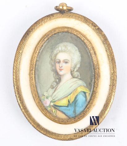 null Miniature à vue ovale représentant une élégante à la perruque, signée à droite.

XVIIIème...
