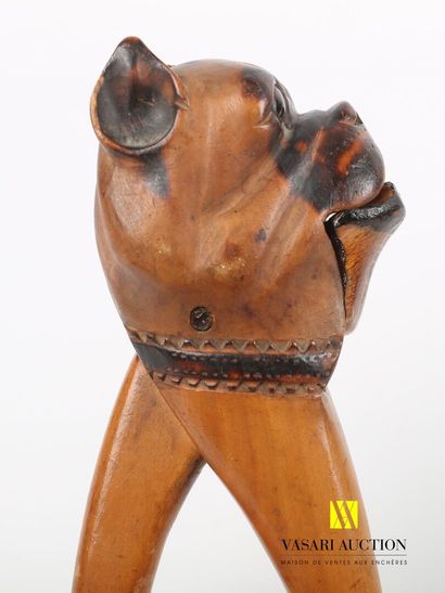 null Casse noisette en bois sculpté représentant un dogue, les yeux en billes de...