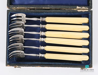 null Set of six oyster forks of two similar models, the handles adorned with baguettes.

Goldsmiths:...