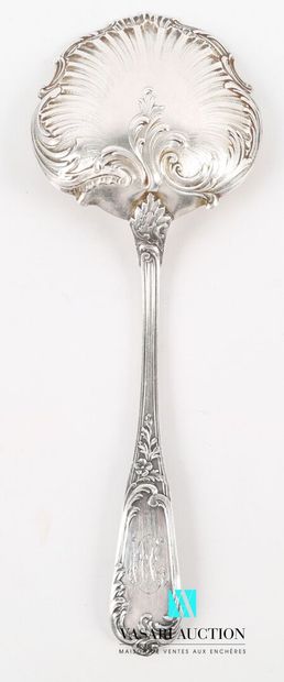 null Silver spoon strawberry, the handle hemmed with nets is decorated with scrolls...