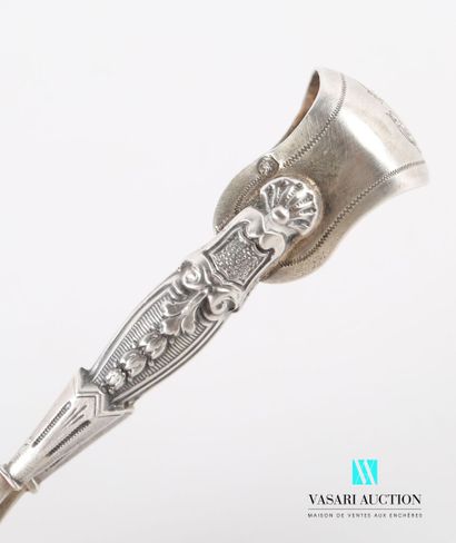 null Sugar tongs in silver 800 thousandths, the arms with decoration of shells, scrolls...